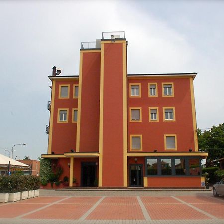 Hotel Aquila คาสเตลฟรานโก เอมิเลีย ภายนอก รูปภาพ